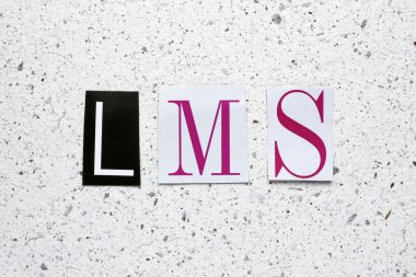 Beyaz el yapımı kağıt dokusu üzerinde gazeteden kesilmiş Lms (öğrenme yönetim sistemi) kısaltma