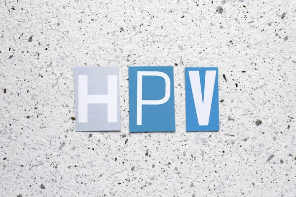 HPV (humant papillomvirus) akronym klippt från tidningen i vita handgjorda pappersstruktur — Stockfoto