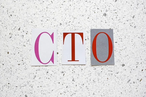 CTO (Chief Technology Officer) acronyme coupé dans le journal sur papier blanc fait main texture — Photo