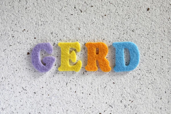 Acrónimo de GERD (Gastroesophageal Reflux Disease) sobre textura de papel blanco hecho a mano — Foto de Stock