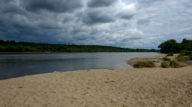 Kazimierz Dolny, Polonya 'da Vistula Nehri' nin kumlu kıyıları ve fırtına bulutları