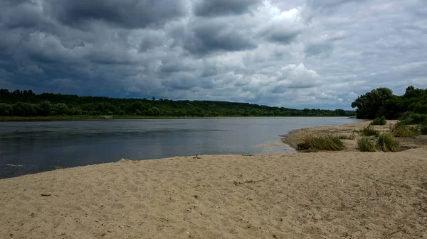 Sandstrand Floden Vistula Och Stormmoln Kazimierz Dolny Polen — Stockfoto