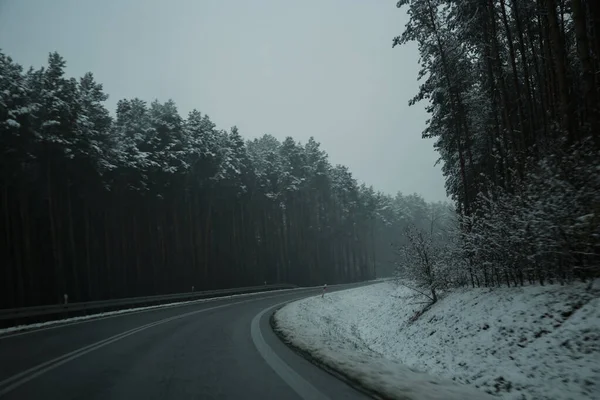 Donkere Humeurige Winterweg Tijdens Sneeuwstorm — Stockfoto
