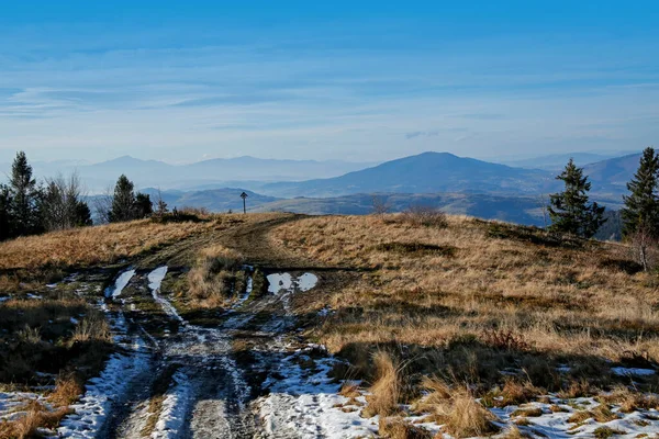 Beskid Wyspowy 'deki güzel dağ manzarası Jasien Tepesi, Polonya