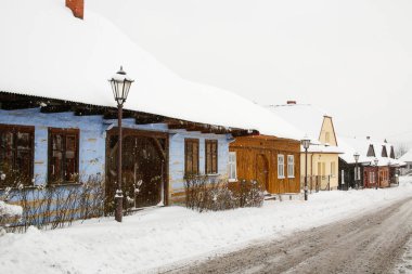 Polonya 'nın güneyindeki Lanckorona köyünün kar fırtınası sırasındaki pitoresk tarihi mimarisi