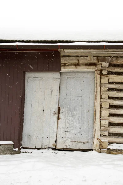 Двері Старого Сараю Під Час Снігової Бурі — стокове фото