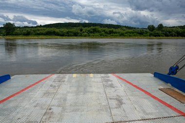 Polonya 'daki Wisa nehrinde feribotta mola veriyoruz.