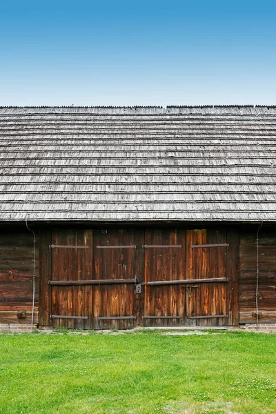 Fachada Con Puerta Granero Madera —  Fotos de Stock