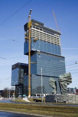 Katowice, Polonya - 20 Şubat 2021: KTW adında bir gökdelen ofis kompleksinin ikinci aşaması ve şehir merkezinde Silezya Asileri Anıtı 