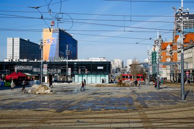 Katowice, Polonya - 20 Şubat 2021: Katowice pazar meydanında güneşli bir kış gününde yaya yürüyüşü