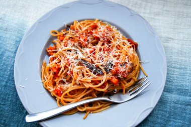 Gri tabakta domates soslu makarna.