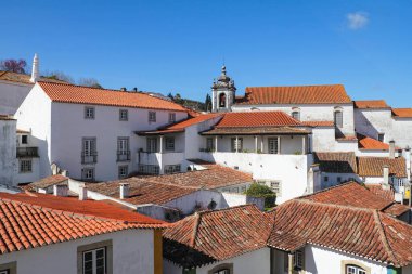Obidos 'un mimarisi, güzel bir ortaçağ kasabası, Lizbon yakınlarında çok popüler bir turizm merkezi.