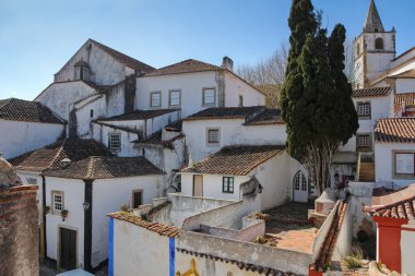 Obidos 'un mimarisi, güzel bir ortaçağ kasabası, Lizbon yakınlarında çok popüler bir turizm merkezi.