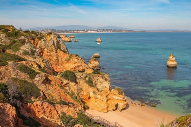 Lagos, Algarve, Portekiz 'de Praia do Camilo' lu güzel bir sahil.