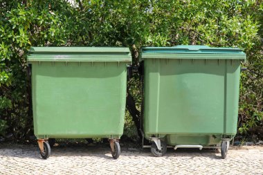 Sokaktaki yeşil çöp konteynırları