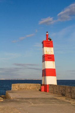 Lagos, Algarve, Portekiz 'deki dalgakıranda deniz feneri