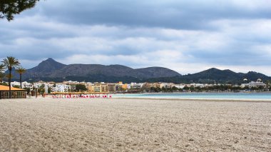 Alcudia Körfezi Bulutlu bir günde Mayorka, İspanya 'da popüler tatil beldesi