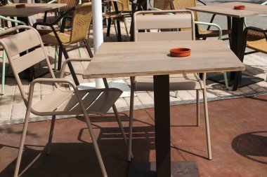 Sokak restoranında boş masalar bekliyor.