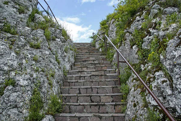 石灰岩と青空の間の古い石の階段 — ストック写真