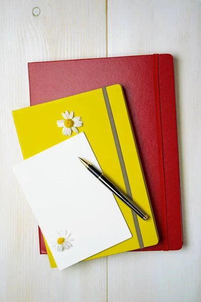 Blank Paper Card Colorful Notebooks Pen Chamomile Flowers — Stock Photo, Image