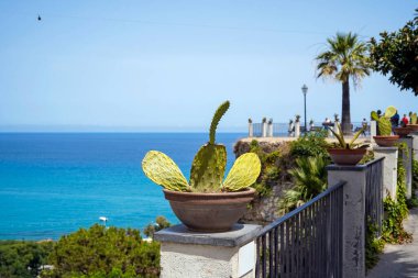 Turkuaz Tyrhenian Denizi güzel İtalyan şehri Tropea, Calabria, İtalya 'nın perspektifinden görülüyor.                     