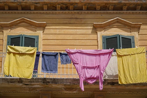 Kläder Torkning Solen Och Fasad Typiska Rustika Italienska Hyresrätter — Stockfoto