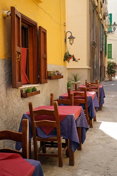 イタリア カラブリア州トロピーで最も狭い絵のような通りの一つ — ストック写真