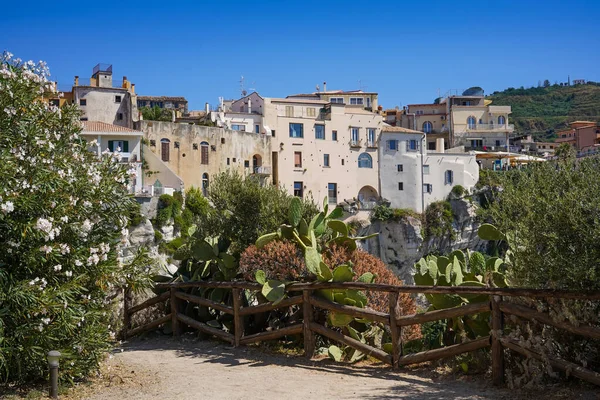 从意大利卡拉布里亚Santa Maria Dell Isola圣地的观点看风景如画的Tropea — 图库照片