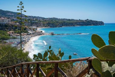 Tropea 'nın popüler tatil beldesi Calabria, İtalya' da sahil ve turkuaz deniz