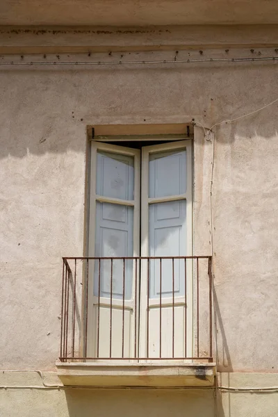 Balkon Met Open Rolluiken Vintage Wand — Stockfoto
