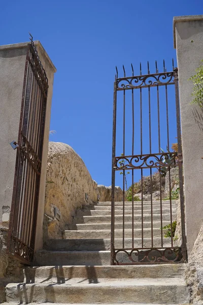 Puerta Rústica Escaleras Piedra Contra Cielo Azul — Foto de Stock