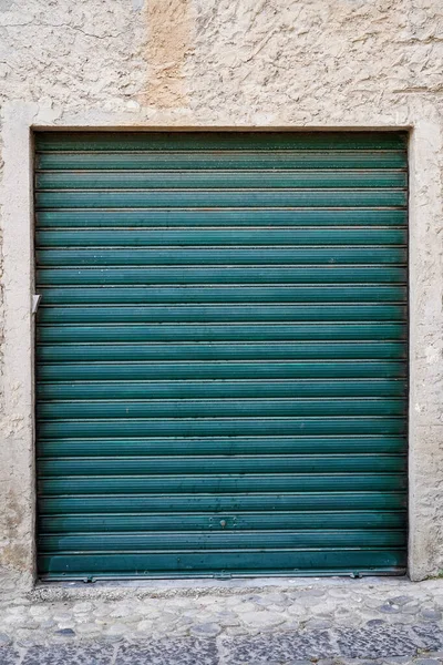 Garaje Verde Puerta Obturador Tienda Pared Piedra — Foto de Stock