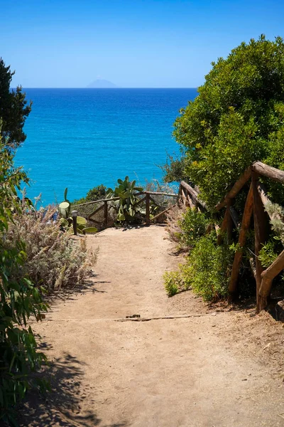 从意大利卡拉布里亚Tropea的Santa Maria Dell Isola保护区的观点看绿松石Tyrhenian Sea和Stromboli火山岛 — 图库照片