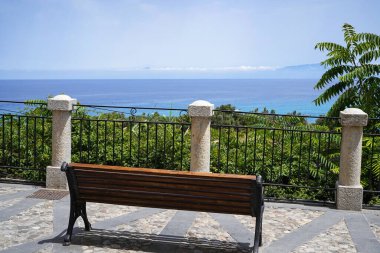 Tropea, Calabria, İtalya 'da Tiren Denizi manzaralı boş bank