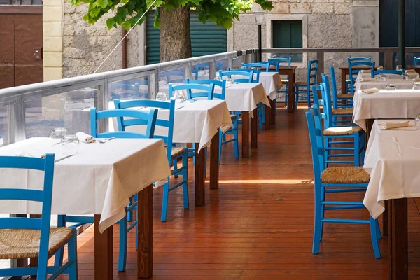 Empty Tables Blue Chairs Outdoor Restaurant — Stock Photo, Image