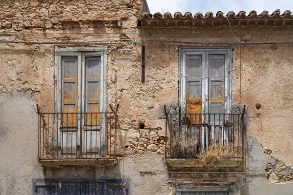 Gevel Van Oude Verlaten Italiaanse Bouw Met Balkon — Stockfoto