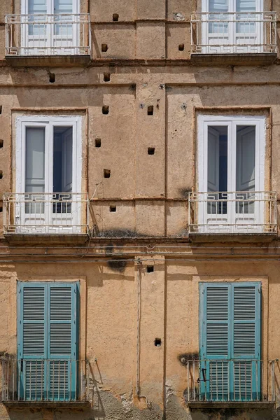 Fasáda Typické Italské Budovy Balkónem Okenicemi — Stock fotografie