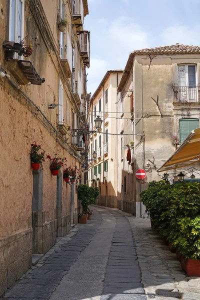 イタリアのカラブリア州にあるとても人気のある観光地トロピーの狭くて絵のような通りの一つ — ストック写真