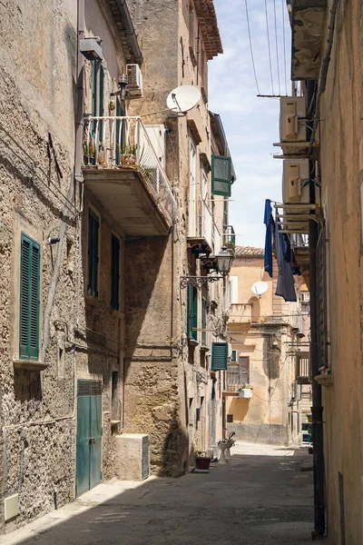 イタリアのカラブリア州にあるとても人気のある観光地トロピーの狭くて絵のような通りの一つ — ストック写真