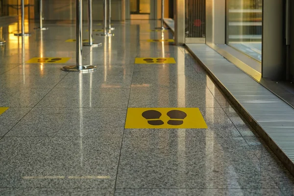 Medidas Seguridad Durante Pandemia Coronavirus Aeropuerto Señales Distanciamiento Social Agua — Foto de Stock