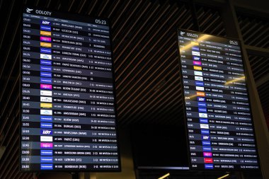Balice Havalimanı, Krakow, Polonya - 8 Temmuz 2021: kalkış panosu kalkış salonundaki uçuş saatlerini gösteriyor                        