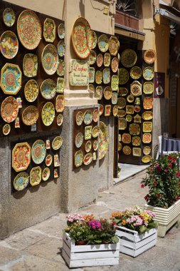 Tropea, Calabria, İtalya - 9 Temmuz 2021: tarihi eski kasabadaki seramik hediyelik eşya dükkanı          