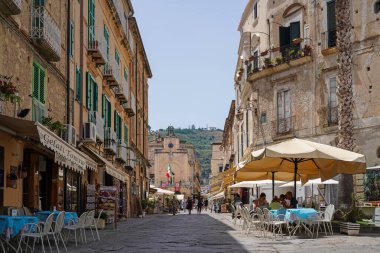 Tropea, İtalya - 9 Temmuz 2021: Tanımlanamayan turistler tarihi kenti geziyorlar 