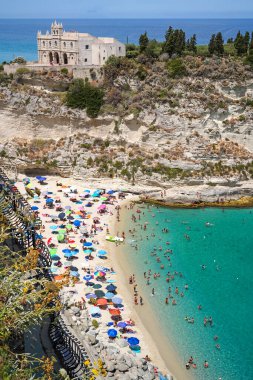 Tropea, Calabria, İtalya - 9 Temmuz 2021: Kayanın ve Rotonda plajının tepesindeki Santa Maria dell Isola Sığınağı      