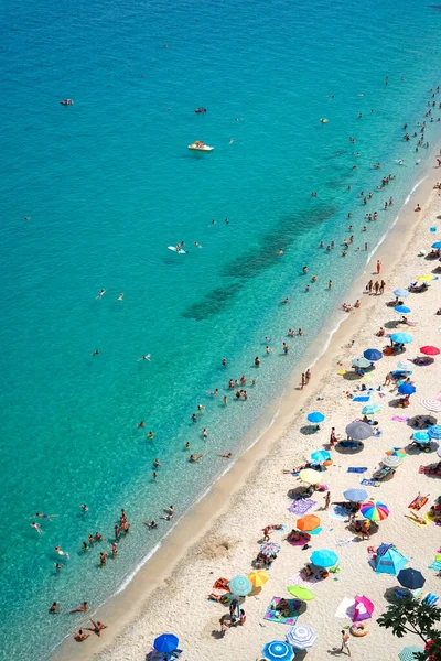 Tropea Calabre Italie Juillet 2021 Personnes Indéfinies Bronzer Nager Sur — Photo