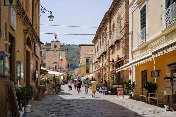 Tropea Itália Julho 2021 Turistas Indefinidos Que Visitam Pitoresca Cidade — Fotografia de Stock