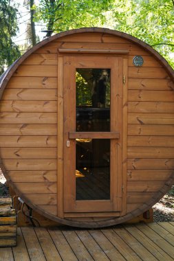 Bahçede ahşap varil saunası            