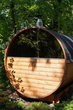 Bahçede ahşap varil saunası