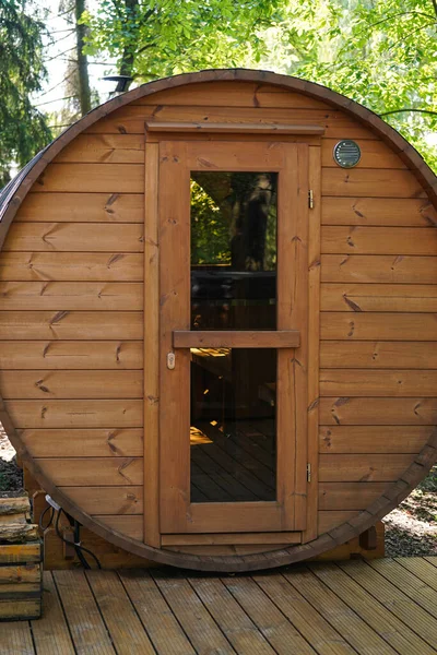 Bahçede ahşap varil saunası            