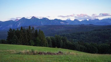 günbatımında yüksek Tatra dağlarının panoramik görüntüsü